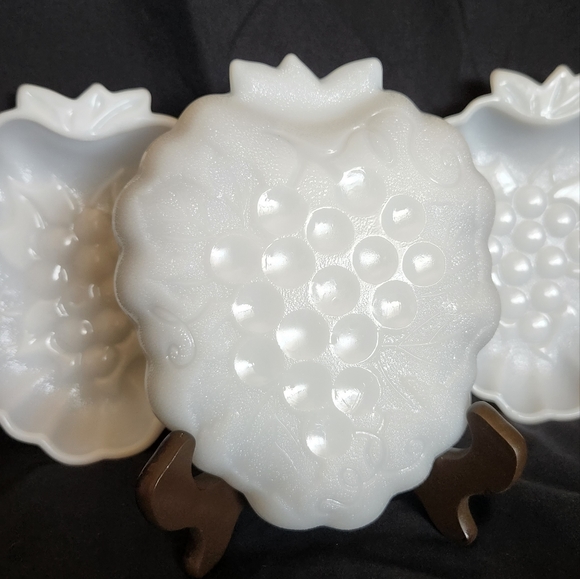 Hazel Atlas Milk Glass Grape Dish set of 4 - Picture 3 of 9